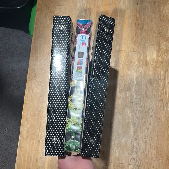 3 new binders and 3 new folders - Picture 2 of 8